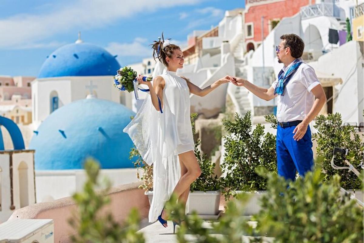nevěsta a ženich tančí na ostrově Santorini