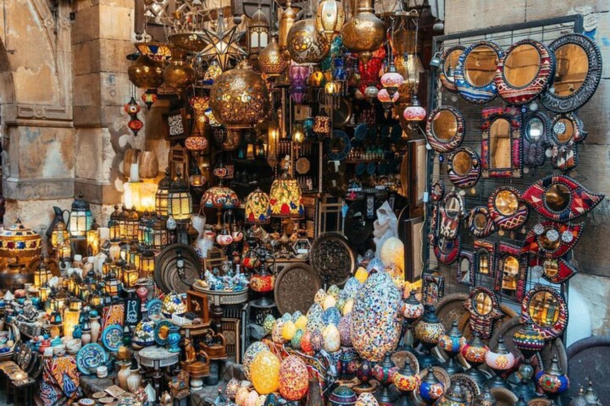 obchod plný spousty lamp a dalších věcí