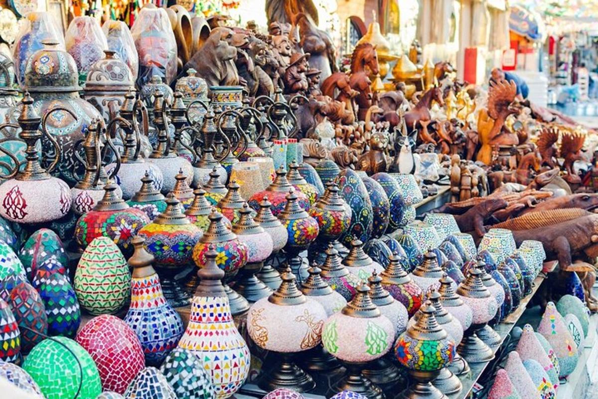 o expoziție de vaze colorate expuse într-un magazin