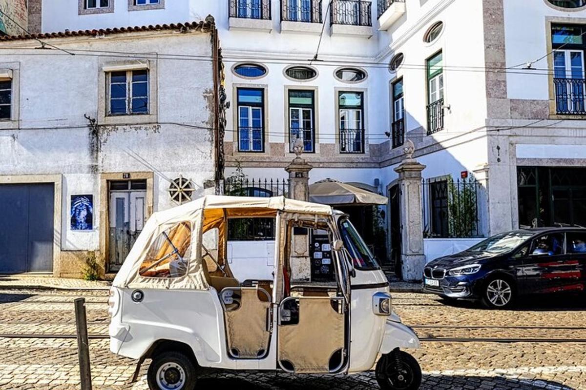 una piccola auto parcheggiata in una strada cittadina