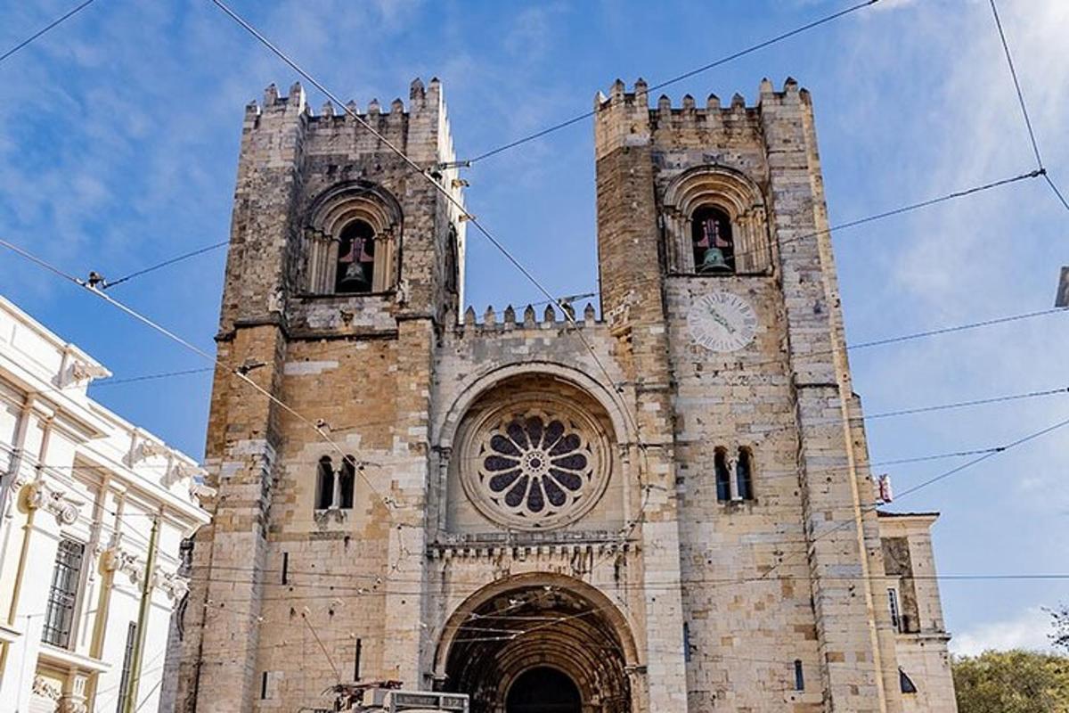 un vecchio edificio in pietra con una torre dell'orologio
