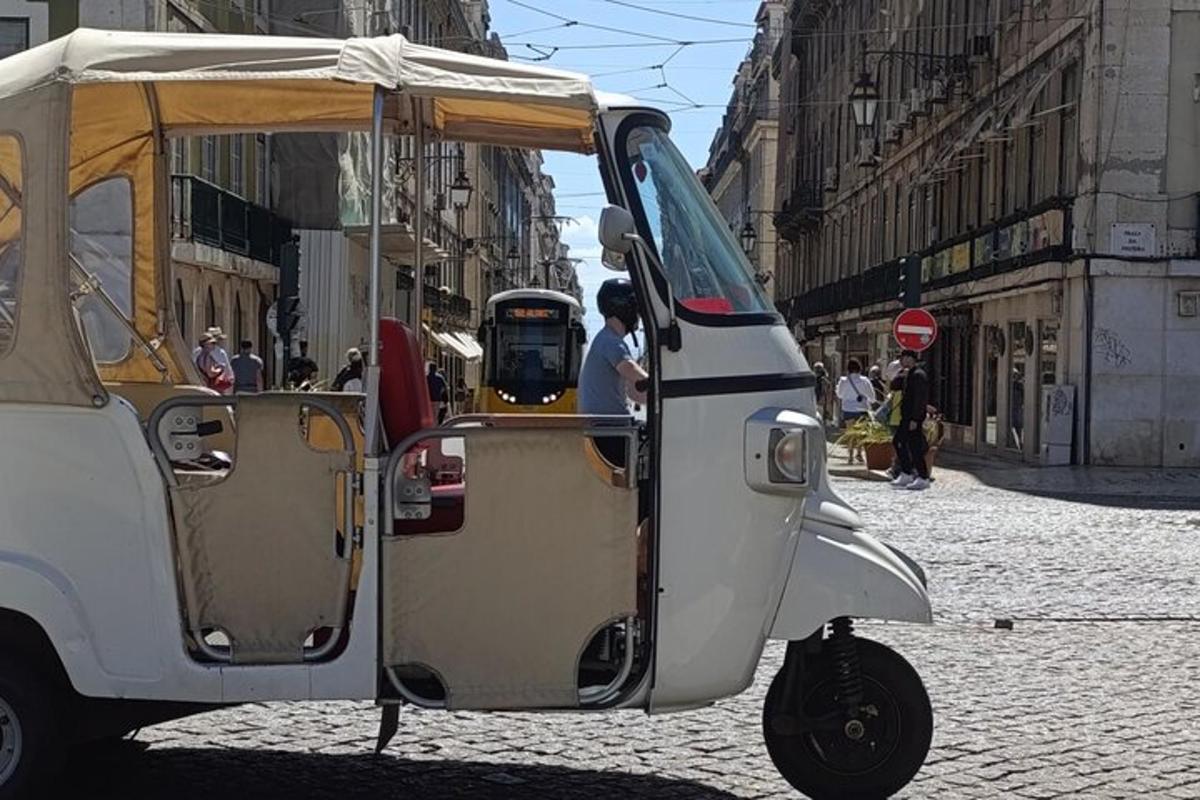 un piccolo golf cart bianco parcheggiato su una strada