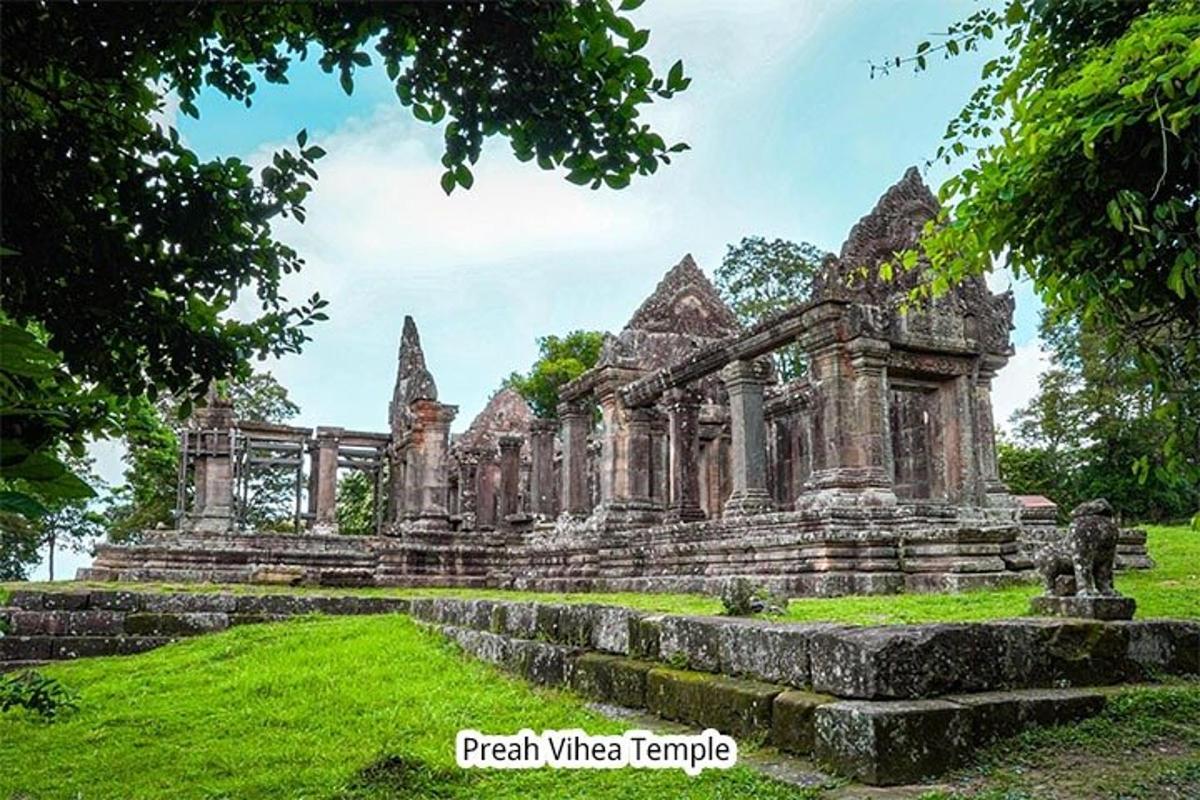một tòa nhà cũ trên một cánh đồng cỏ xanh