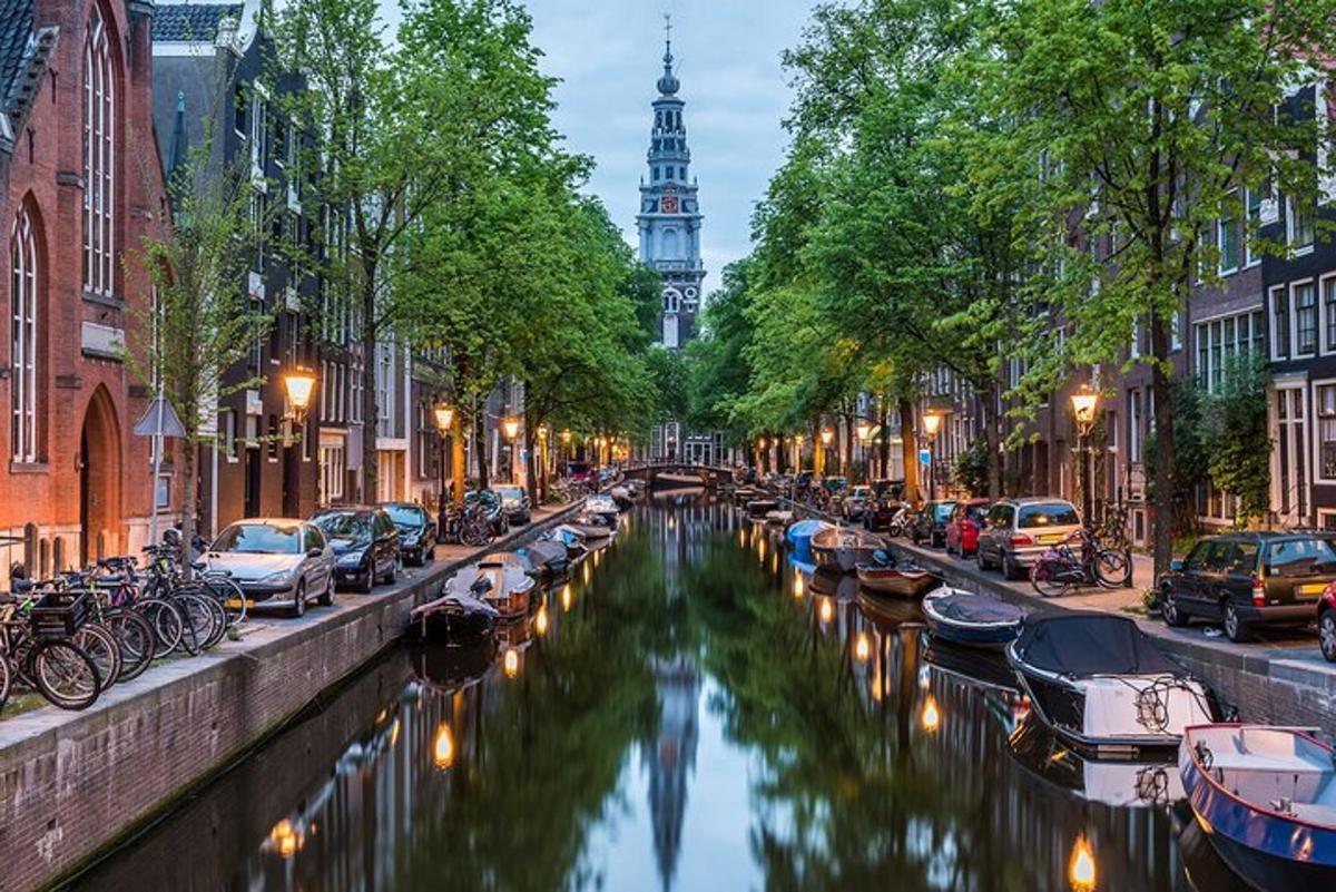 un canale con barche parcheggiate ai lati di una città