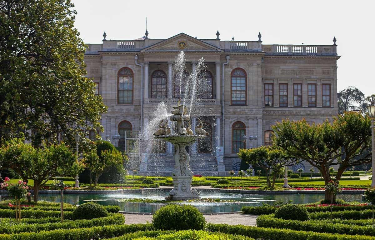 un edificio con una fuente delante de un edificio