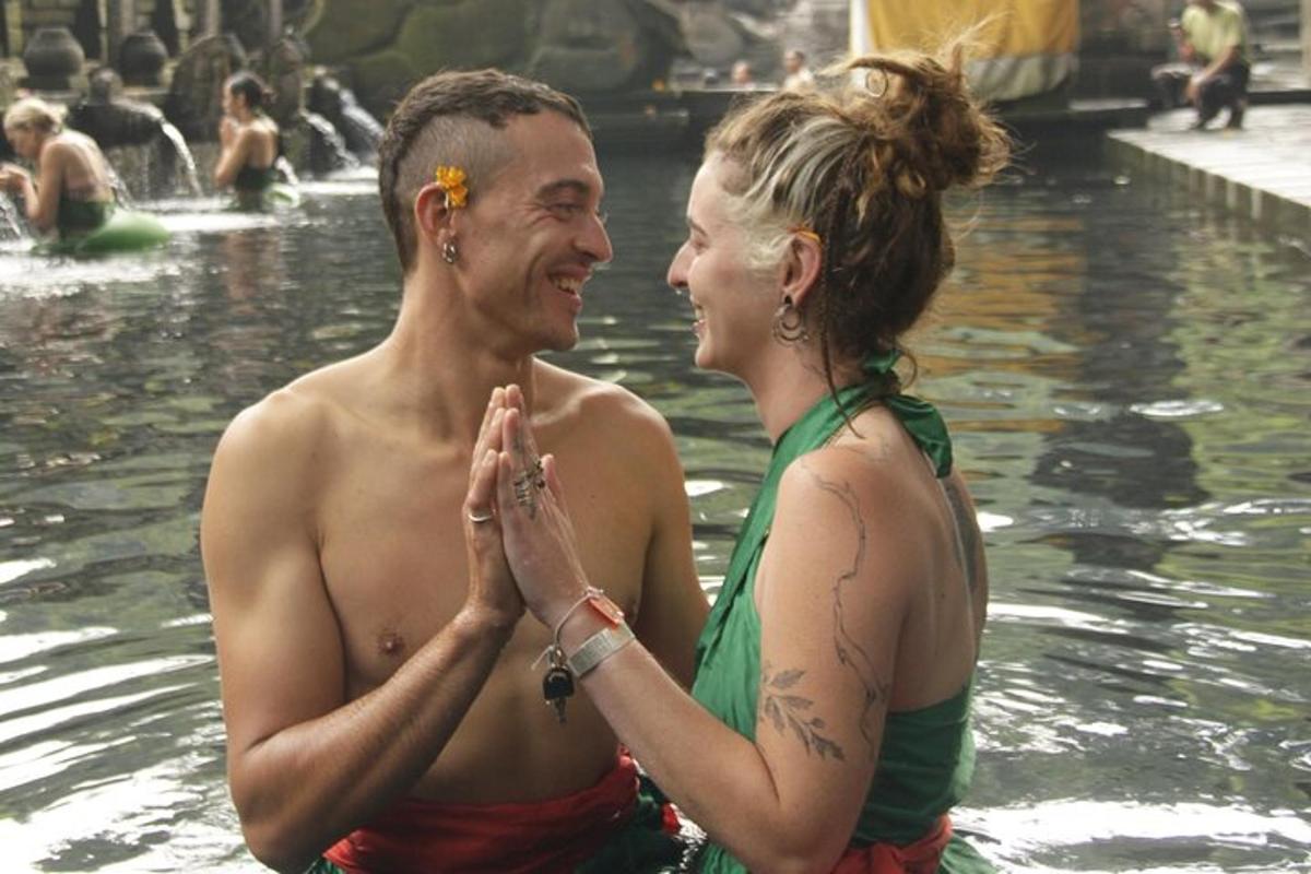 un uomo e una donna in piedi nell'acqua