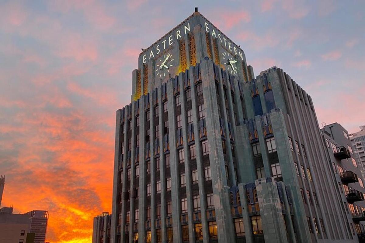 un edificio alto con un orologio in cima
