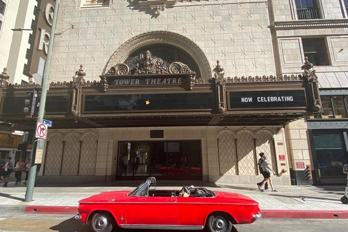 un'auto rossa parcheggiata davanti a un edificio