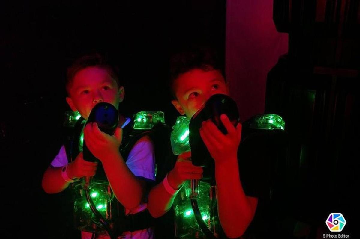 zwei Männer halten grüne Lichter in ihren Händen