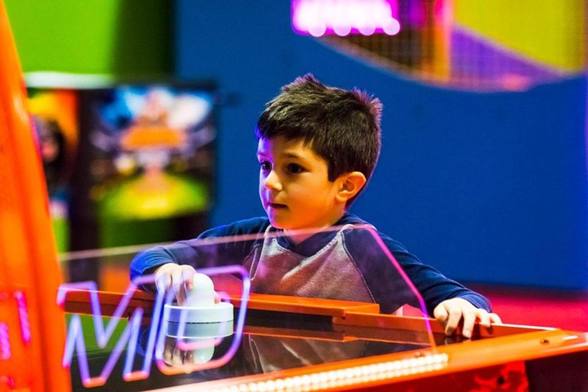 ein kleiner Junge sitzt mit einem Spielzeug an einem Tisch