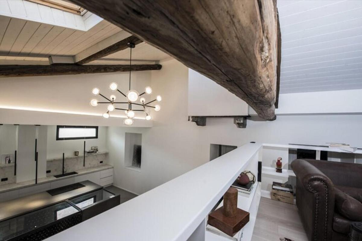 una escala en una sala d'estar amb un llum de sostre