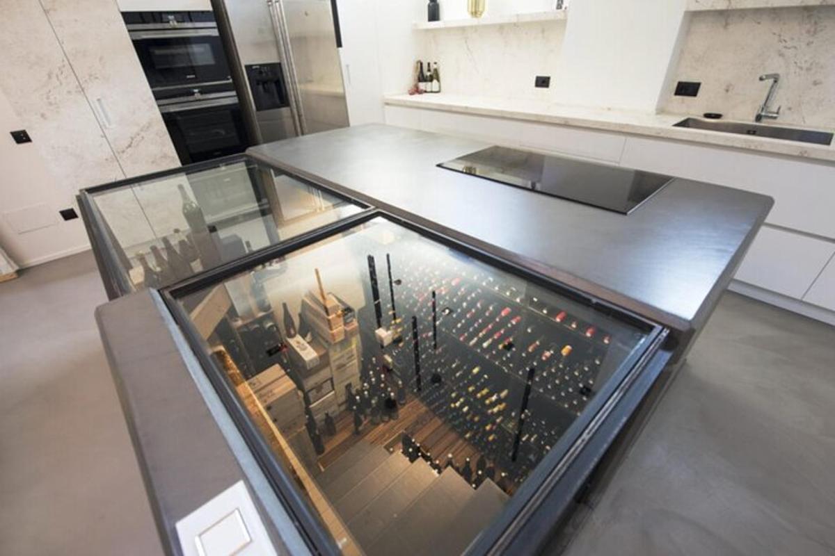 uma vitrine de vidro em uma cozinha com um monte de velas