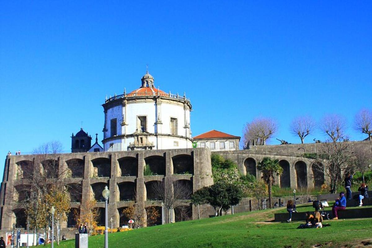 un edificio con una torre in cima