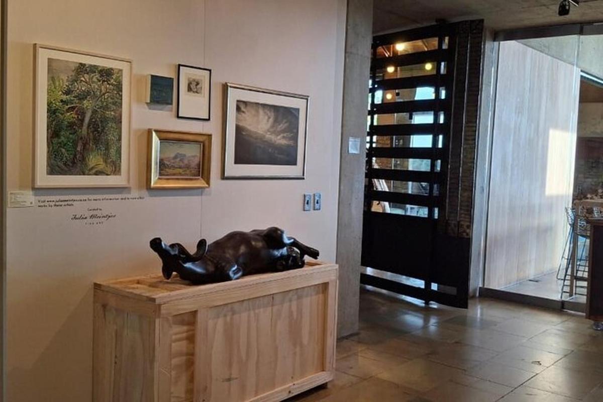 rzeźba konia na stole w muzeum