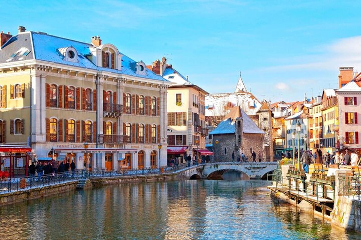 un ponte sopra un fiume in una città con edifici