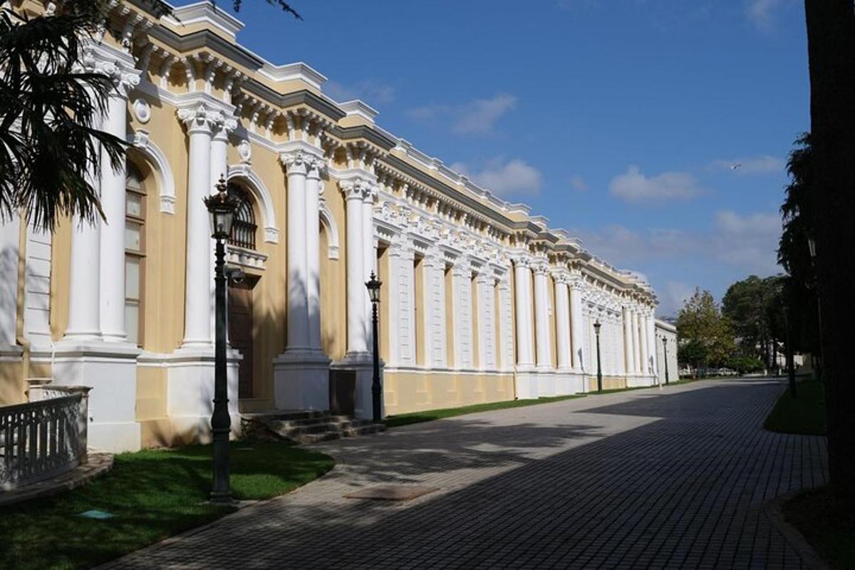 veľká žltobiela budova na ulici