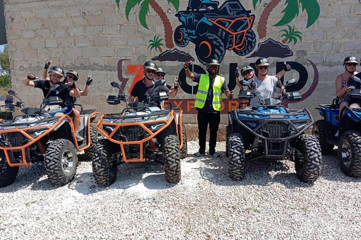 un grup de persones dempeus davant de vehicles tot terreny