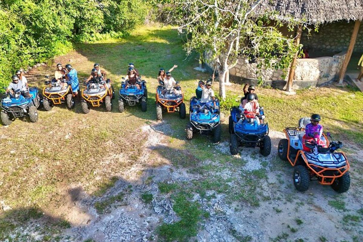 un grup de persones que viatgen en quads de quatre rodes