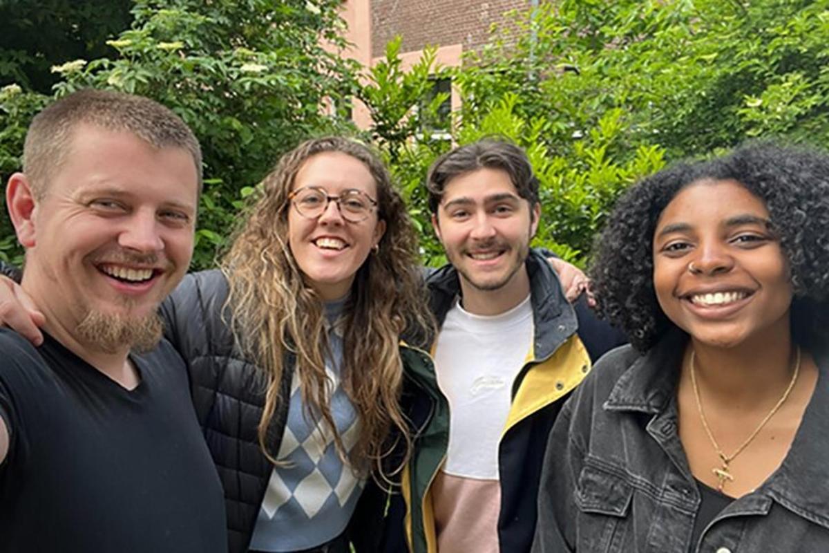 un gruppo di persone che posano per una foto