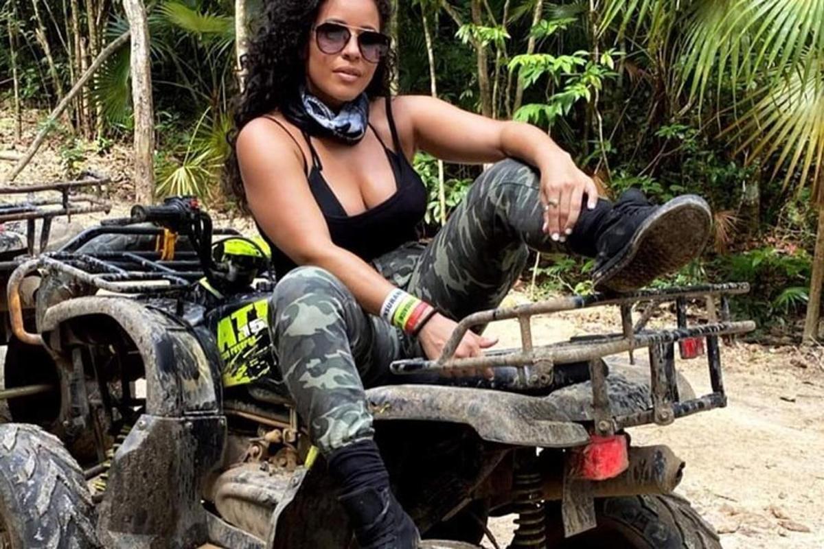 une femme est assise à l'arrière d'un véhicule tout-terrain