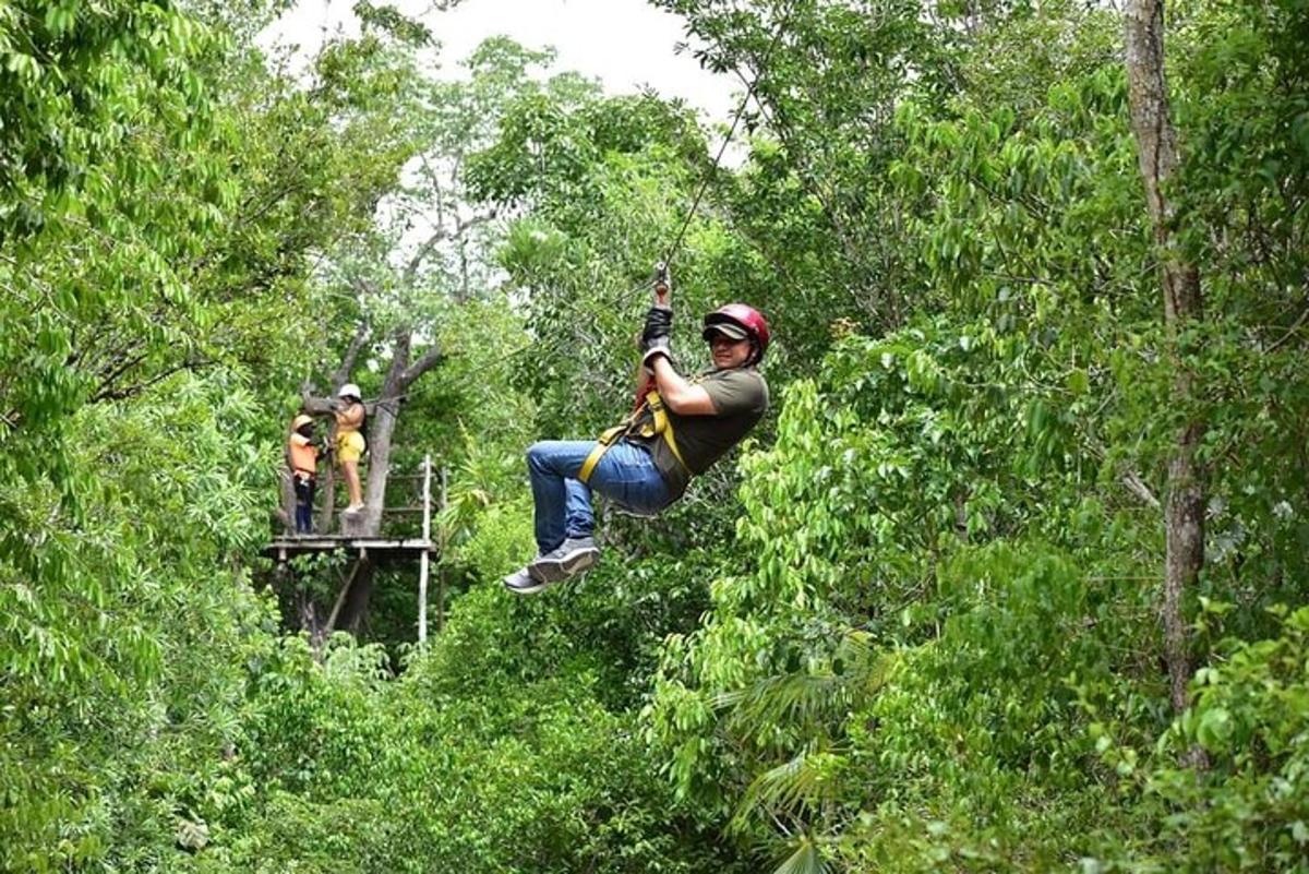 un homme sautant dans les airs sur une tyrolienne