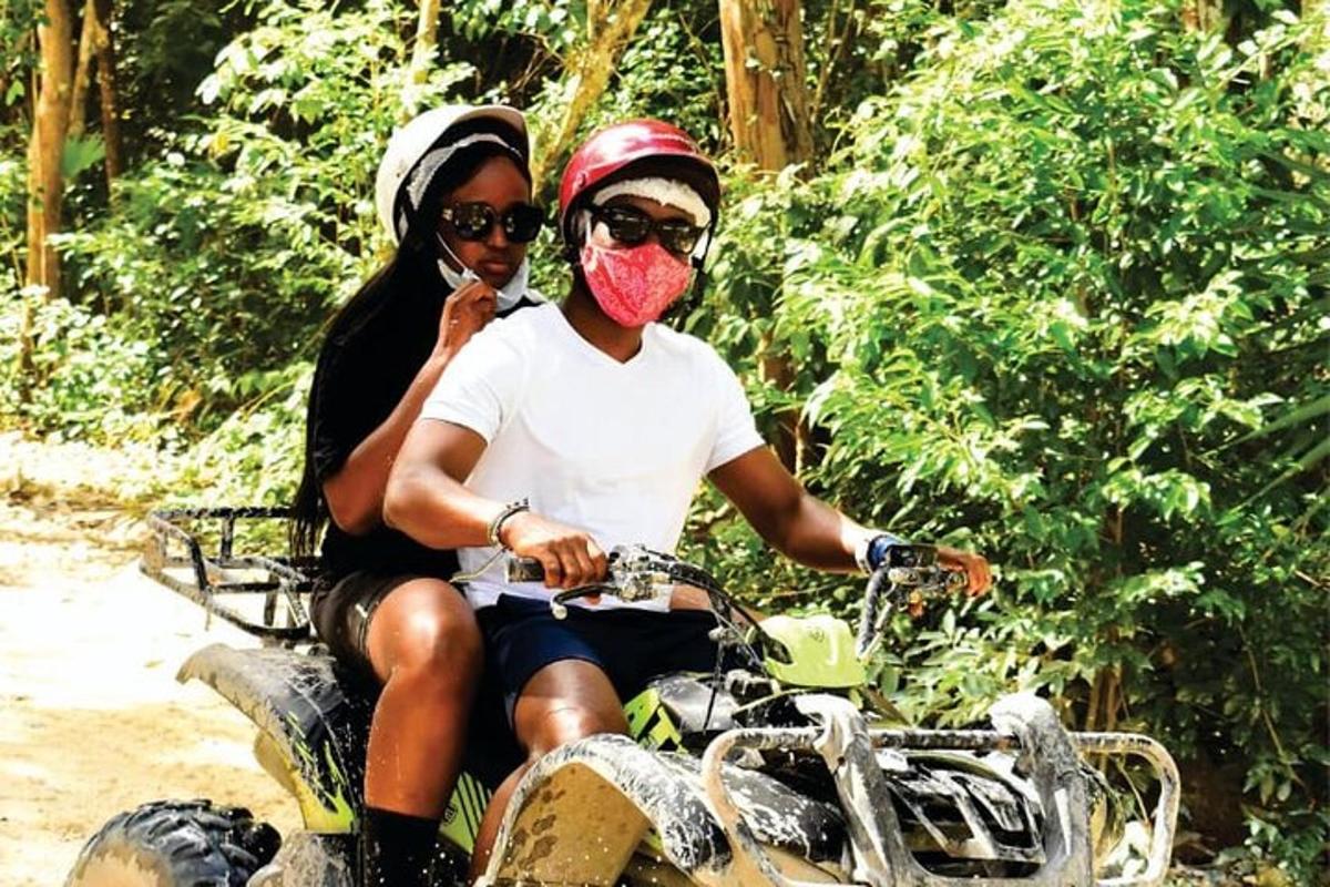 Un hombre y una mujer viajando en una motocicleta todoterreno