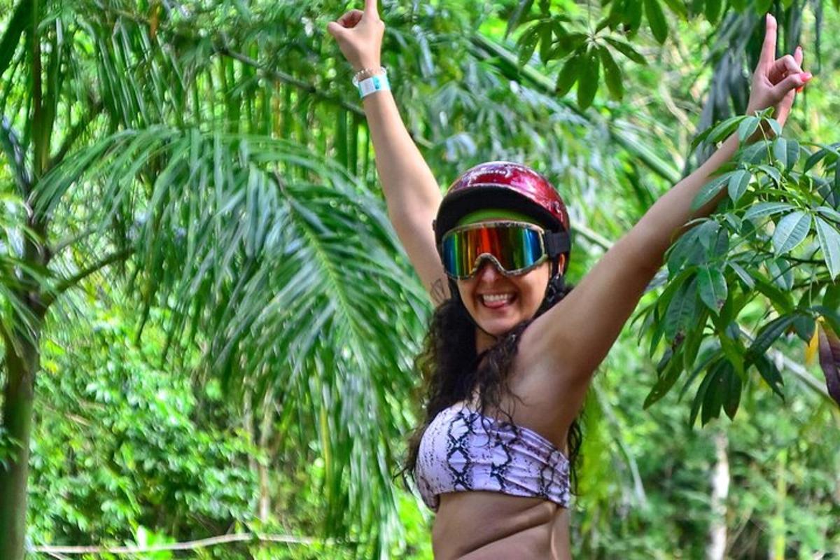 une femme en bikini avec les bras en l'air