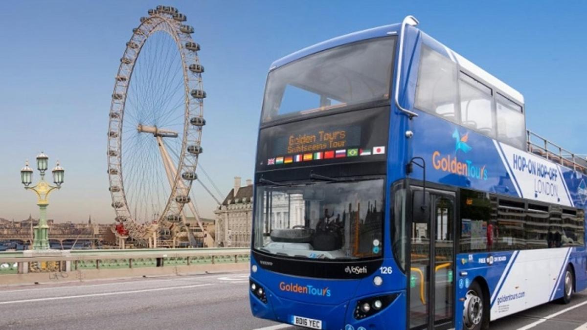 modrý dvoupatrový autobus jedoucí po ulici