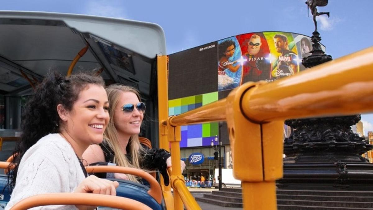 két nő utazik a buszon