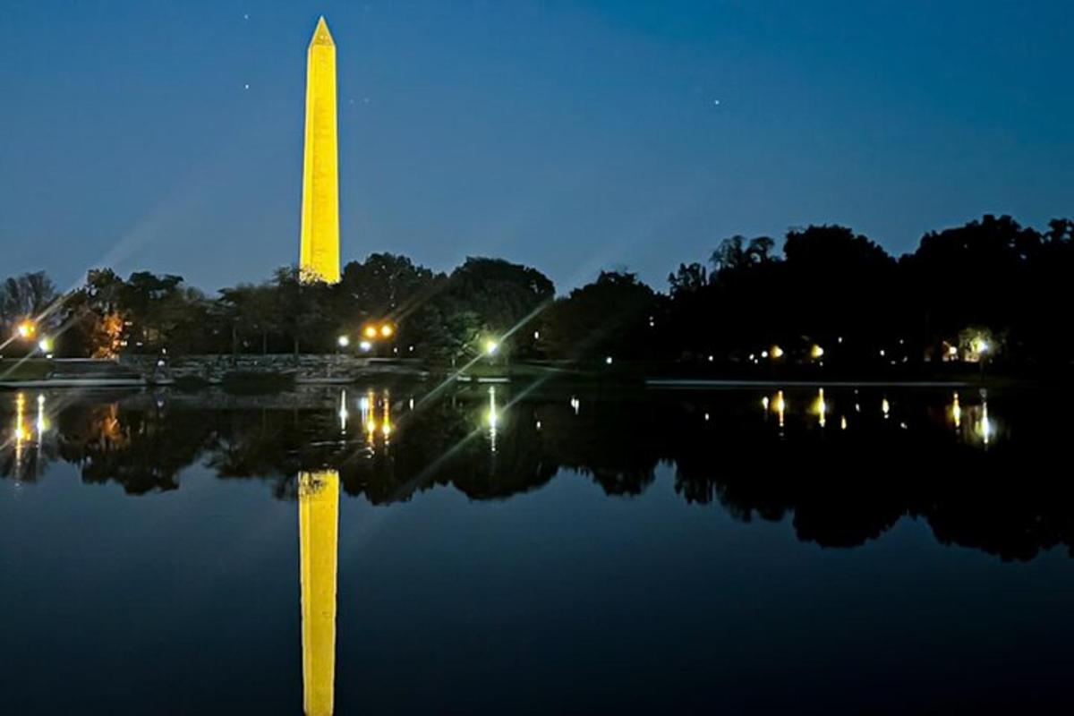 Pohled na Washingtonský monument v noci