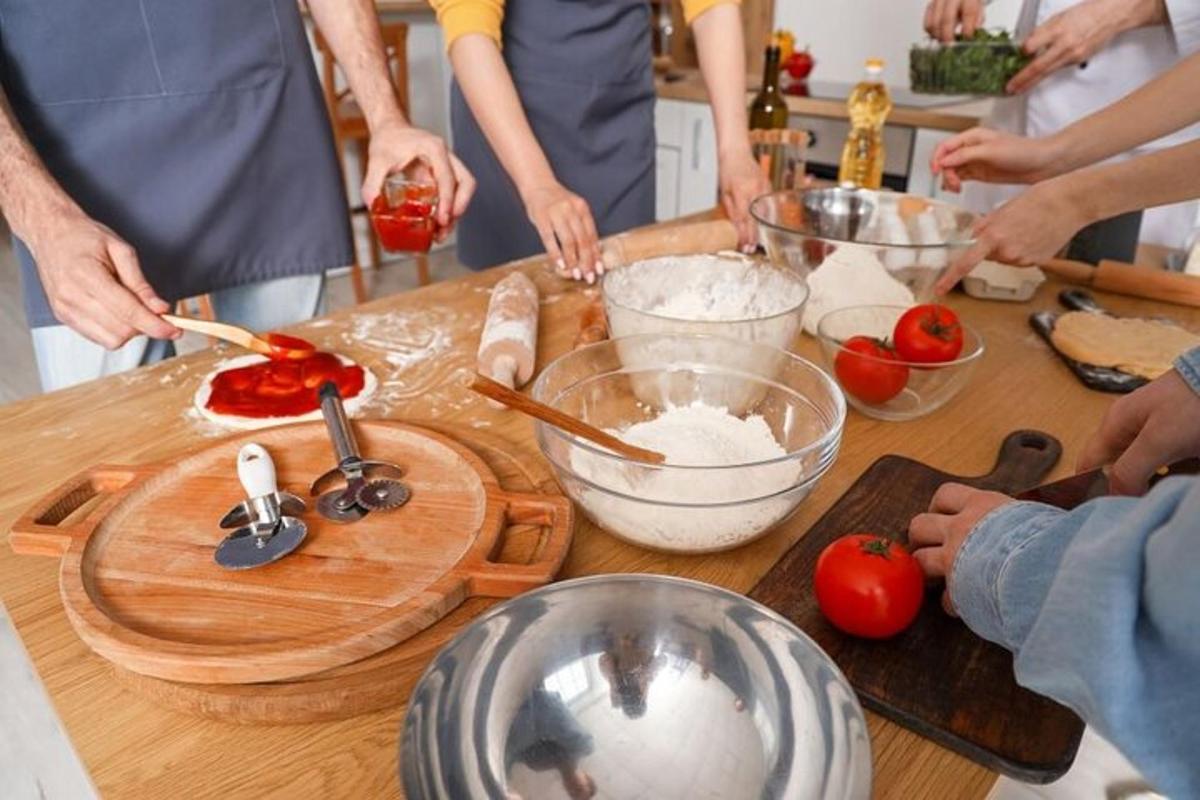 sekumpulan orang di dapur menyediakan makanan