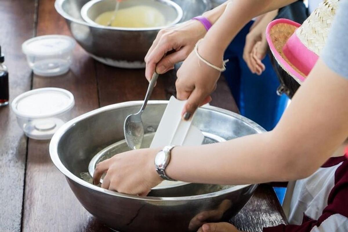 sekumpulan orang menyediakan makanan dalam mangkuk