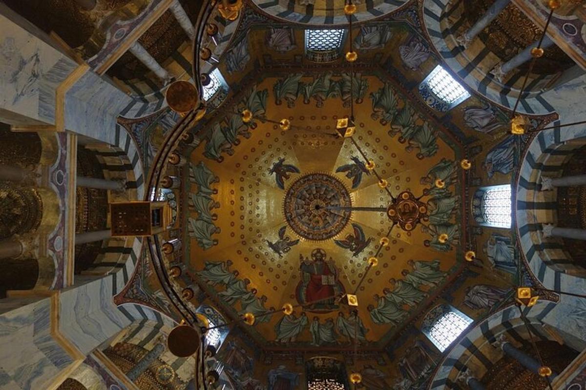 el sostre d'un edifici amb un rellotge
