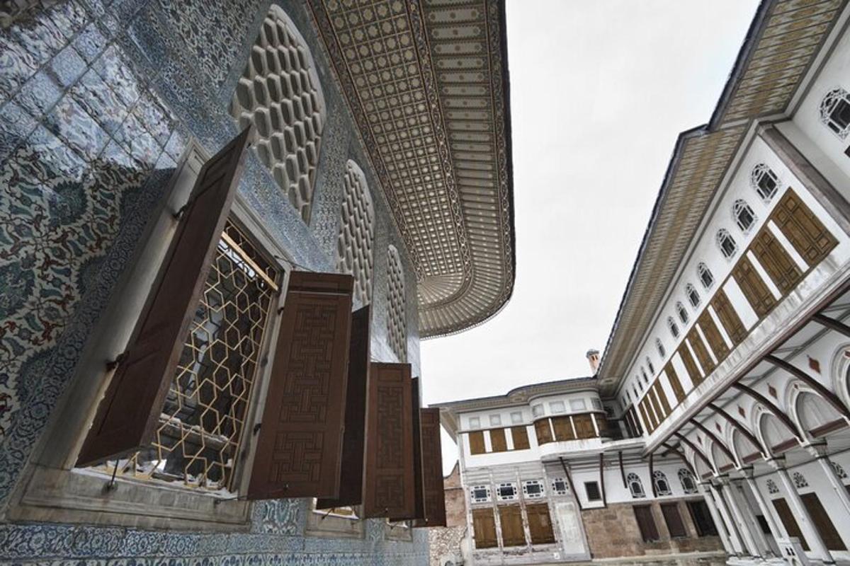pemandangan sebuah bangunan dengan masjid