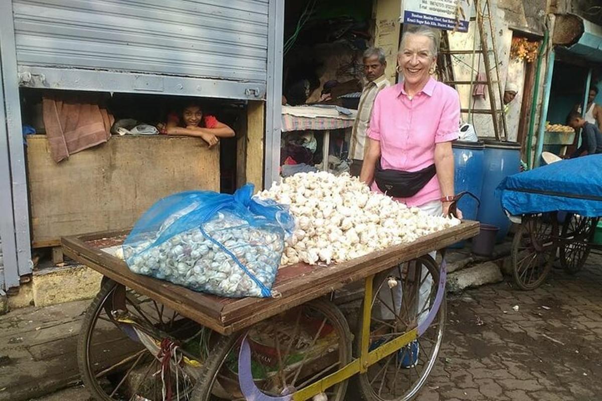 žena stojící vedle vozíku plného česneku