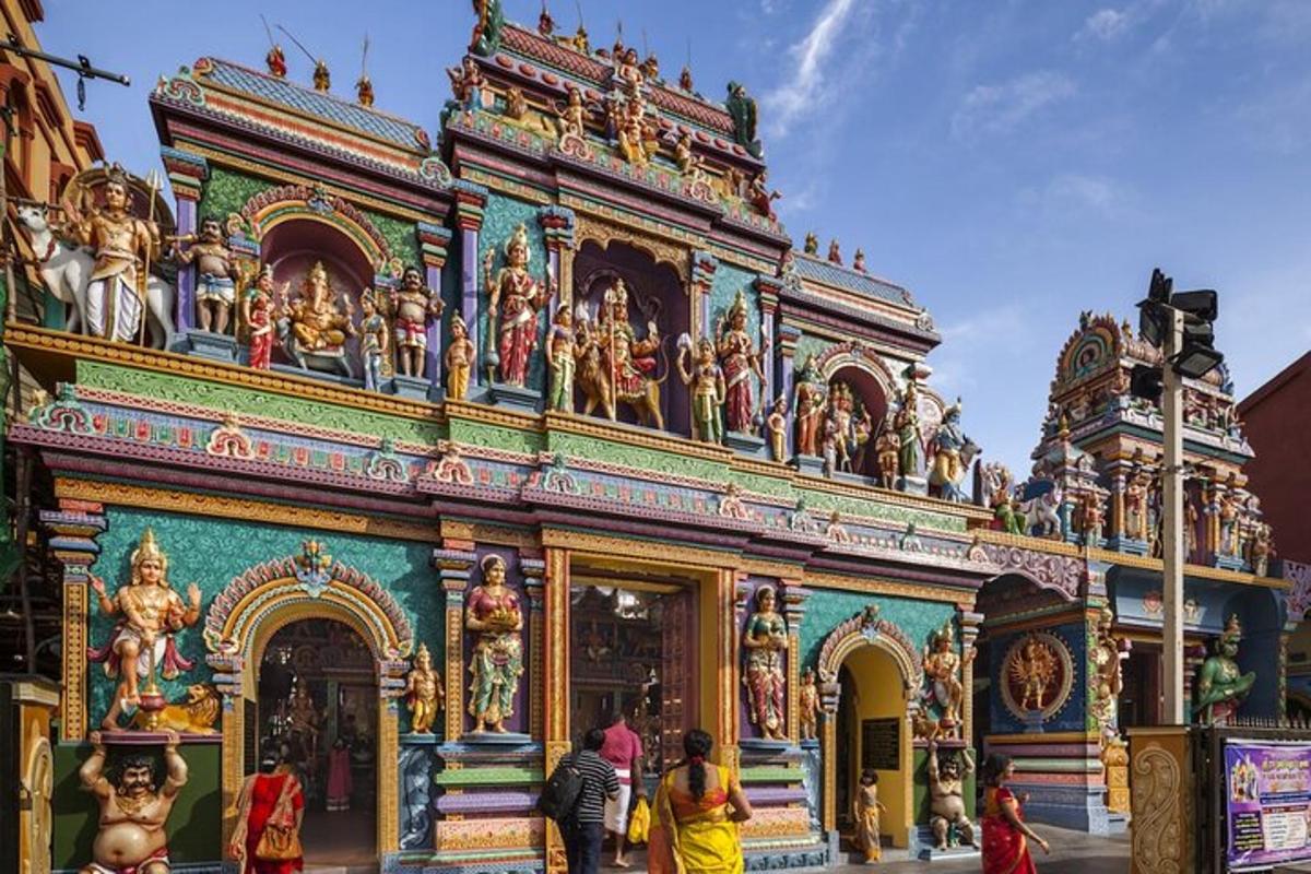 un edifici colorit amb gent dreta davant seu