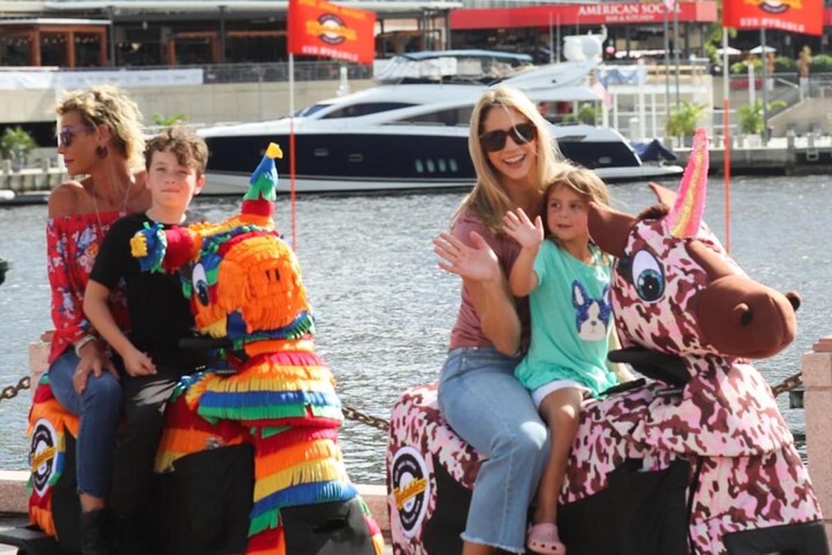un gruppo di donne e bambini seduti su una barca