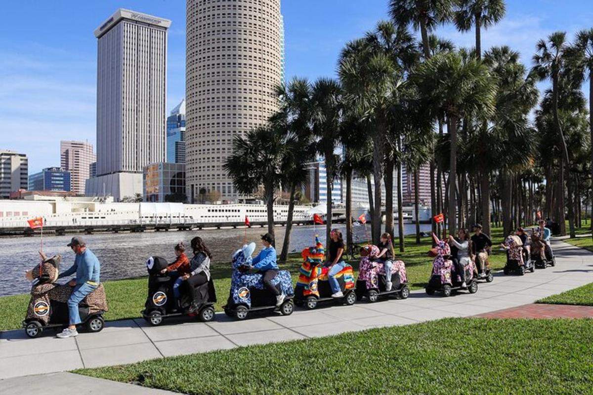 un gruppo di persone in scooter su un marciapiede