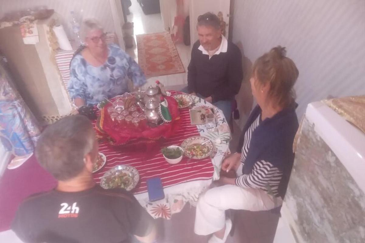 skupina lidí stojících kolem stolu