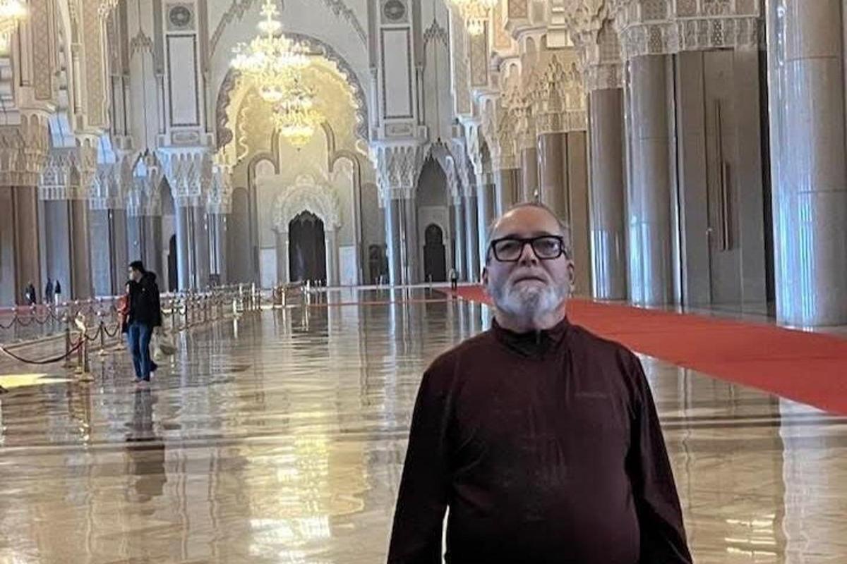 um homem parado em uma grande sala de um prédio