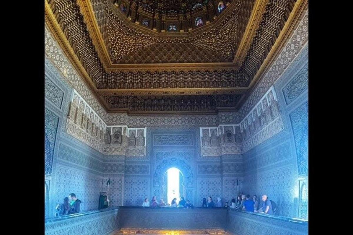 غرفة ذات جدران زرقاء وسقف به نافذة