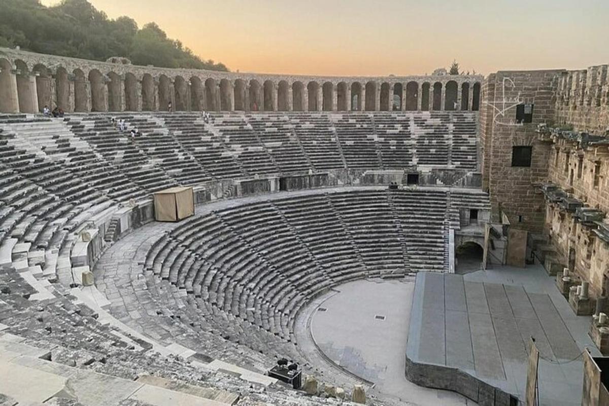 güneşin battığı aniseumda boş bir amfitiyatro