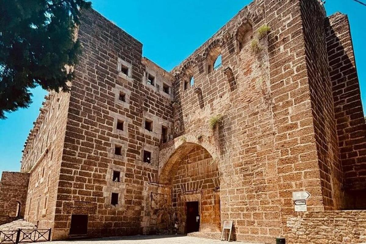 içinde bir kapı bulunan büyük bir tuğla bina