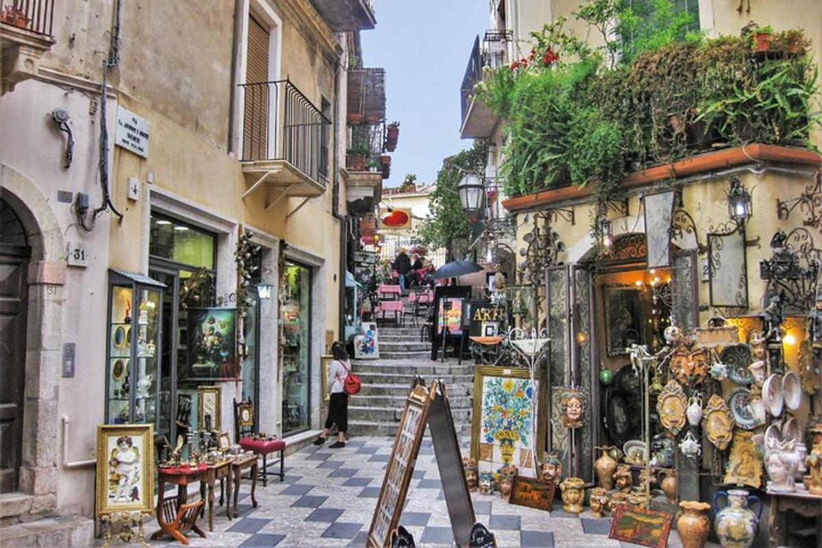 o femeie care merge pe o stradă a orașului cu magazine