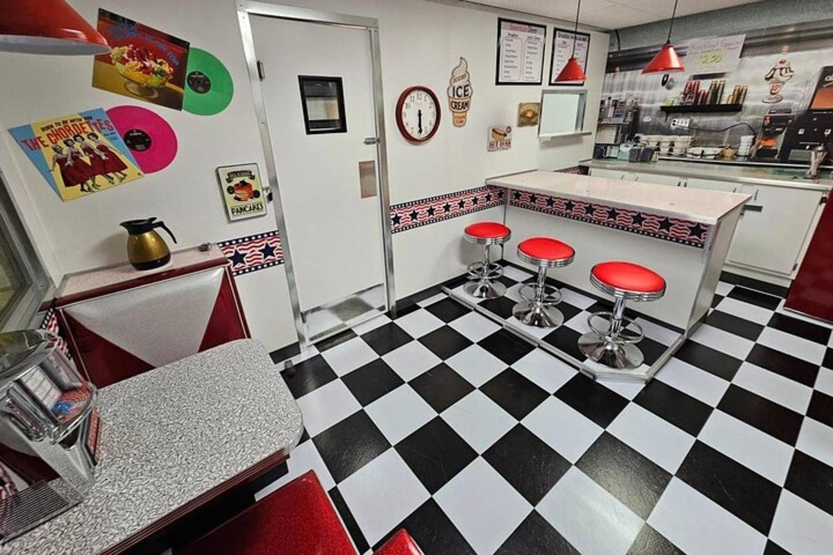 restoran punaste toolidega ruudulisel põrandal