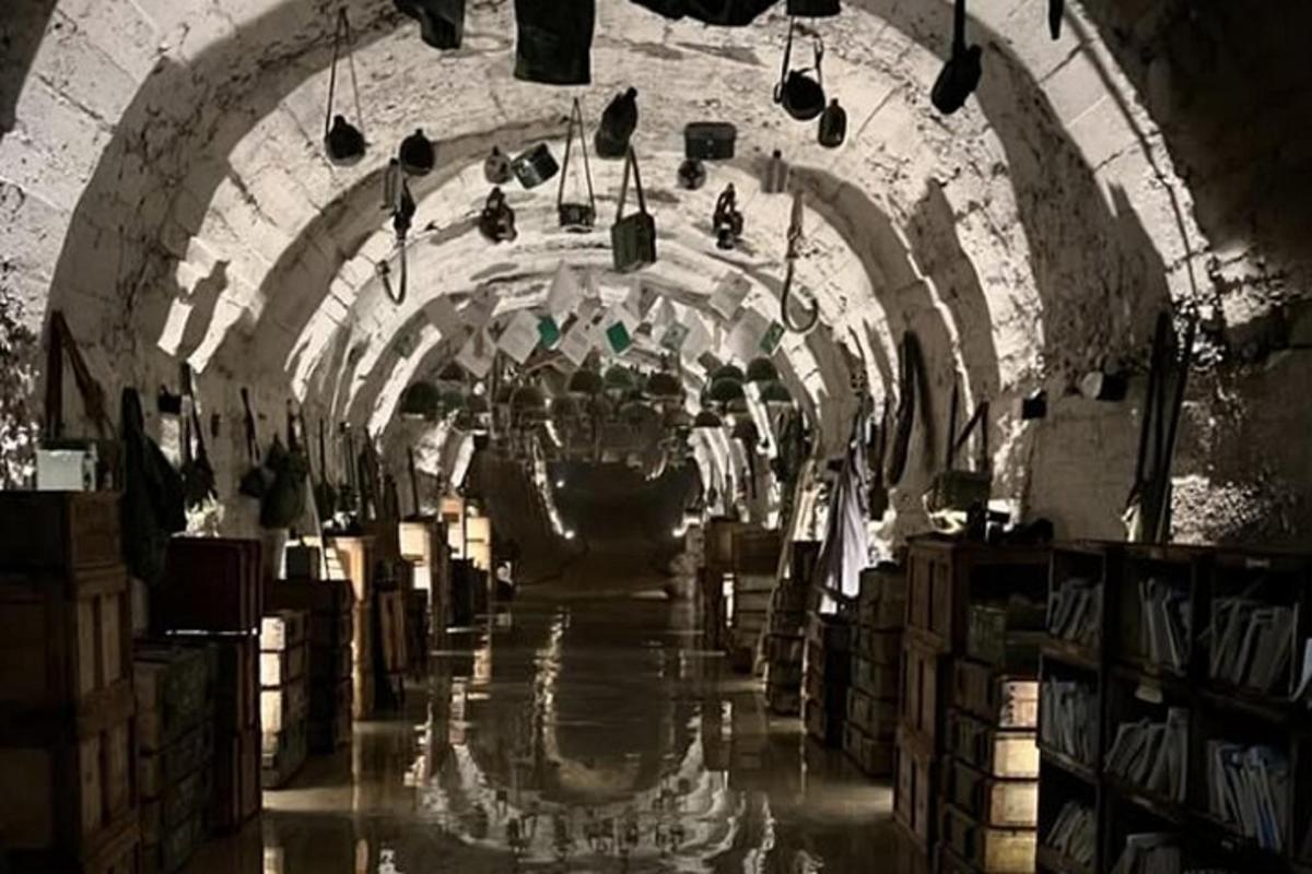 una grande stanza cavernosa con un mucchio di libri