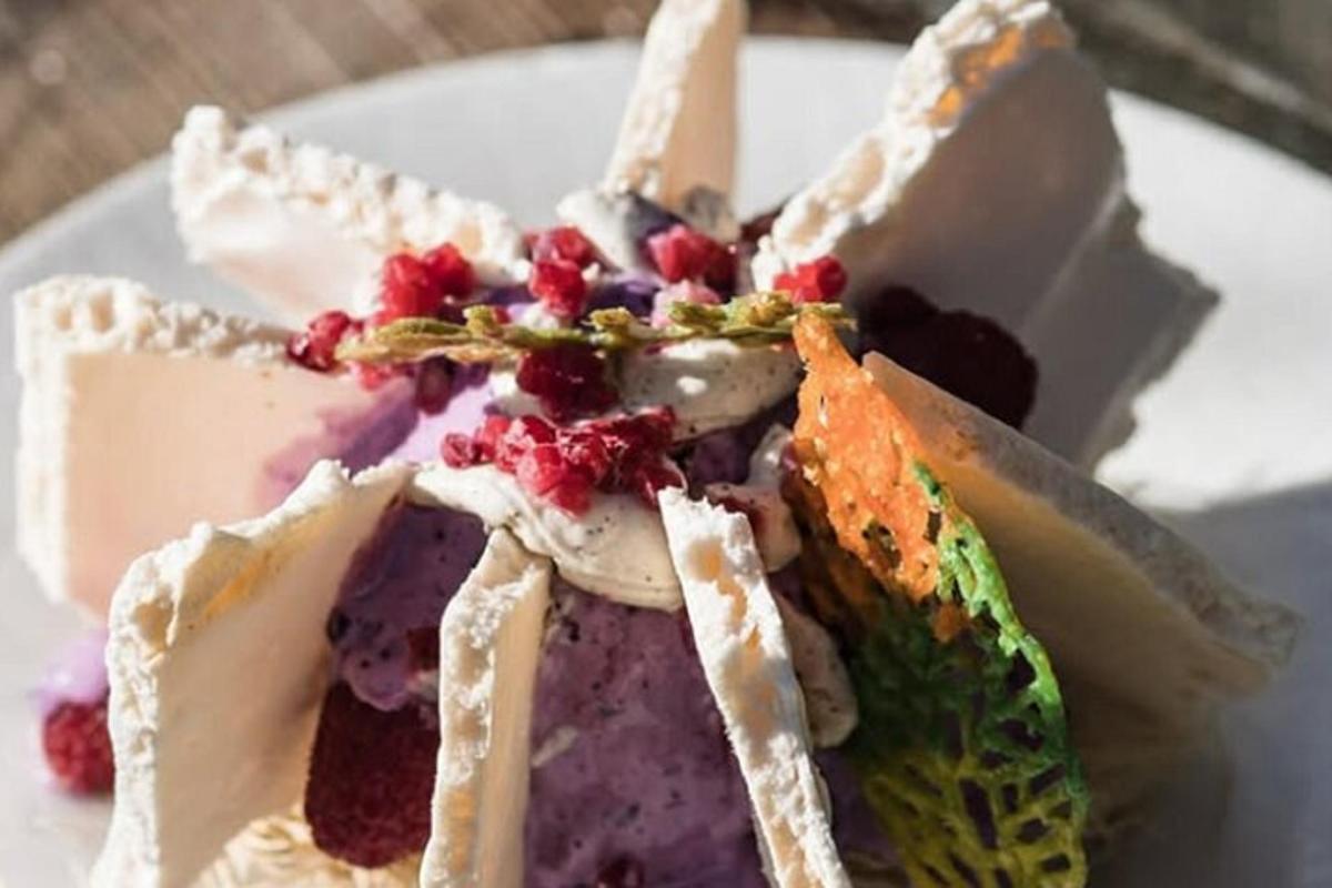 o bucată de tort pe o farfurie albă