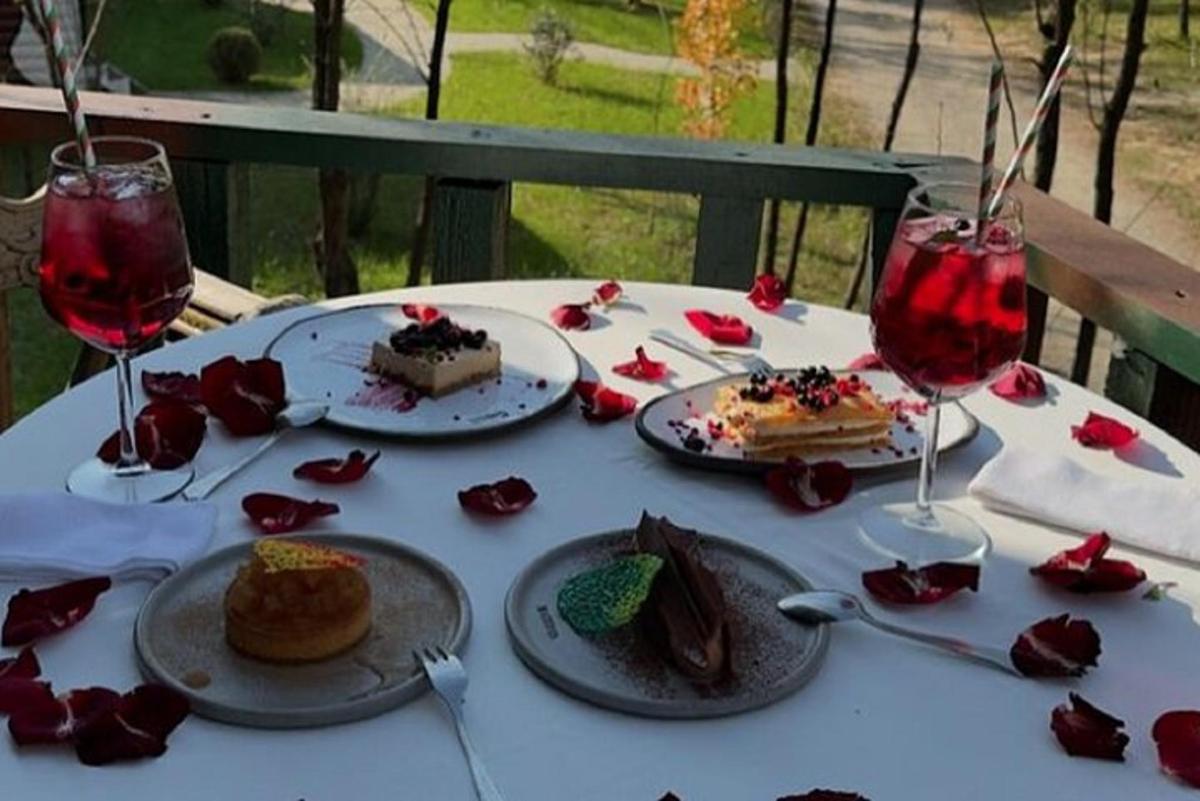 un tavolo con piatti di dessert e bicchieri di vino