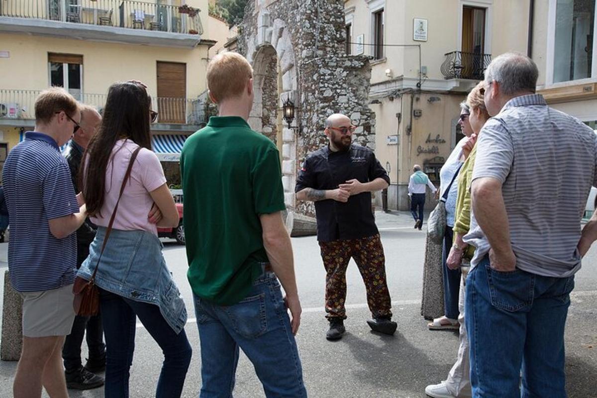Un grupo de personas paradas en la calle