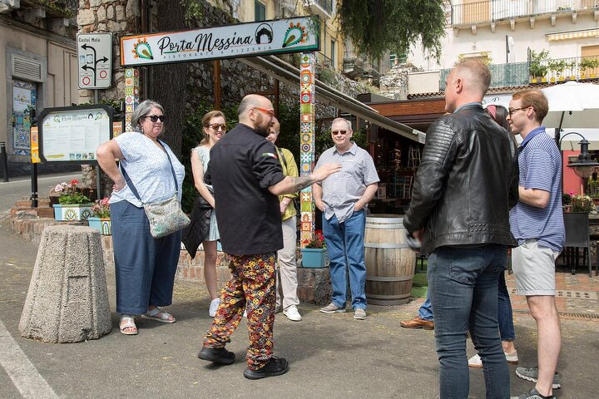 Un grupo de personas paradas en una calle